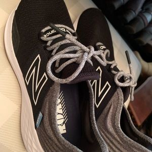 Ladies WOMEN'S NEW BALANCE ROAV SNEAKERS. New only wore once. Size 10.